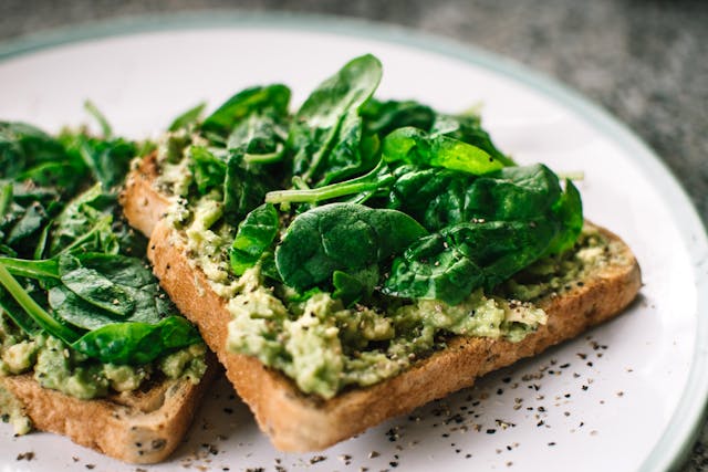 avacoado-toast-spinach